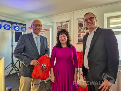 Bürgermeister Dr. Ronald Thiel wünschte Silvia und Norman Feuerböter alls Gute zum 25-jährigen Bestehen der Privaten Hauskrankenpflege. Foto: Stadt Pritzwalk (Bild vergr&ouml;&szlig;ern)