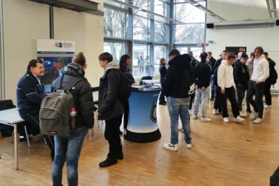 Meldung: Menschen in Uniform beraten BKO-Schüler*innen