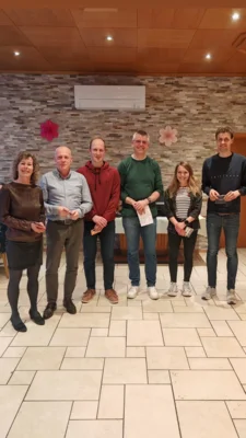 Sascha Syndikus (Vorstand, 3. von rechts) nahm die Ehrungen im Eifelcup vor: Saskia Van der Weerd, Uwe Klapper, Thorsten Knierim, Nora Schmitz, Markus Seidenfaden (von links nach rechts)