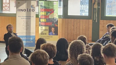 Tino Leo trat vor Schülerinnen und Schüler der Jahrgangsstufe 10 auf (Bild vergr&ouml;&szlig;ern)