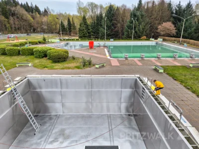 Ohne Wasser: Die Edelstahlbecken im Hainholz-Schwimmbad werden jetzt geputzt. Foto: Stadt Pritzwalk (Bild vergr&ouml;&szlig;ern)