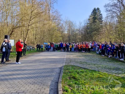 Gut 450 Kinder und Jugendliche nahmen am Mittwochvormittag am Frühjahrscrosslauf der Prignitzer Schulen im Pritzwalker Hainholz teil. Sie wurden unter anderem von Bürgermeister Dr. Ronald Thiel begrüßt. Foto: Stadt Pritzwalk (Bild vergr&ouml;&szlig;ern)