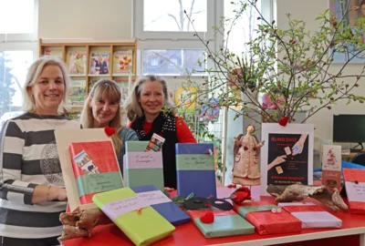 Die Mitarbeiterinnen der Bibliothek haben Bücher eingepackt © Gemeinde Rangsdorf - AL22