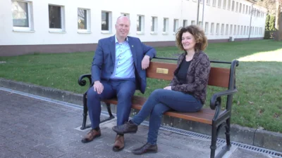 Bürgermeister Mirko Buhr bedankt sich bei Grit Sponner für das Engagement
