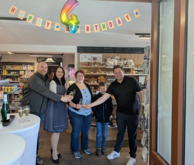 Anstoßen auf das vierjährige Dorfladenjubiläum: Gesellschafter Manuel Christl (v.l.), Beiratsvorsitzende Tanja Wagner, Geschäftsleiterin Sandra Häußler und Gesellschafter und Bürgermeister Andreas Eckl mit Sohn.