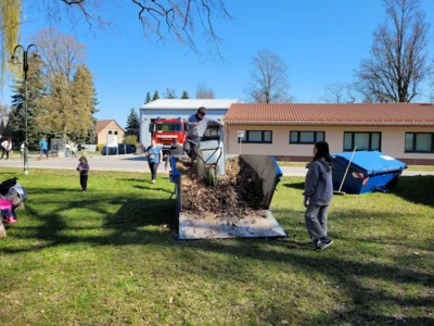 Zinndorfer putzen ihr Dorf (Bild vergr&ouml;&szlig;ern)