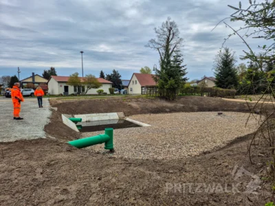 Neue Entwässerungsanlage: Während das Sickerbecken am Steffenshagener Gemeindehaus sichtbar ist, liegt ein Großteil der Arbeitsleitungen in Form von Leitungen im Boden. Foto: Stadt Pritzwalk (Bild vergr&ouml;&szlig;ern)