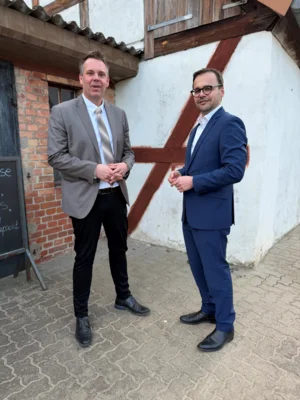 Amtsdirektor Thomas Kresse mit Innenminister Dr. Jan Redmann (Bild vergr&ouml;&szlig;ern)
