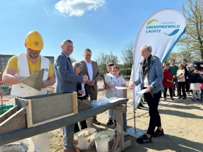 eierliche Grundsteinlegung für die neue Schule mit dem sonderpädagogischen Förderschwerpunkt geistige Entwicklung „Hand in Hand“ in Senftenberg (Foto: Landkreis OSL/Sarah Werner) (Bild vergr&ouml;&szlig;ern)