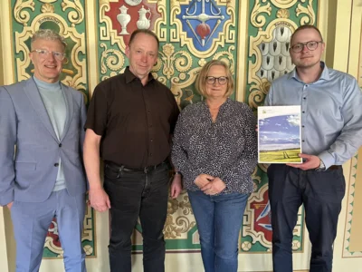 Fördermittel für Kommunen: Landkreis übergibt Bescheide im Rathaus Malchin