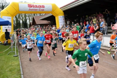 Start der Schülerinnen und Schüler über die 2,5 km lange Strecke. (Bild vergrößern)