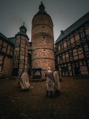 Innenhof Burg Falkenstein mit Rittern ©m_und_m_85 (Bild vergr&ouml;&szlig;ern)