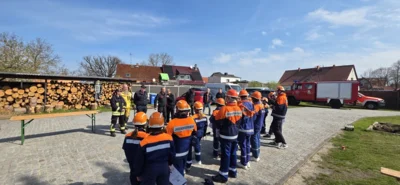 Feuerwehrnachwuchs aus Kloster Lehnin glänzt: Erfolgreiche Abnahme der Kinder- und Jugendflamme in Grebs (Bild vergr&ouml;&szlig;ern)