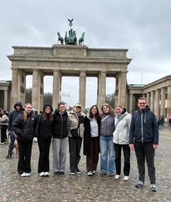 Der Geschichte-Leistungskurs der MSS 13 vor dem Brandenburger Tor (Bild vergr&ouml;&szlig;ern)