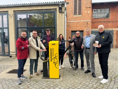 Der ADAC Berlin-Brandenburg hat gemeinsam mit Vertretern der Stadt Wittenberge die zwölfte Radservice-Station in Brandenburg eingeweiht I Foto: Martin Ferch (Bild vergr&ouml;&szlig;ern)