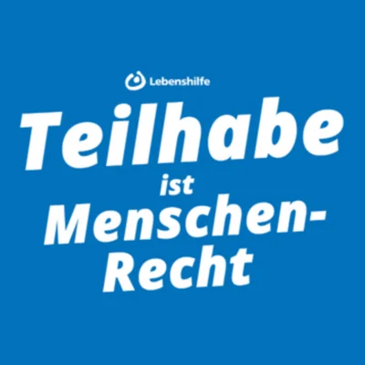 Blauer Hintergrund, darauf steht in weißen Buchstaben: Teilhabe ist ein Menschenrecht. Darüber ist das Logo der Lebenshilfe, ein gemalter Kreis mit einem Punkt in der Mitte. (Bild vergr&ouml;&szlig;ern)
