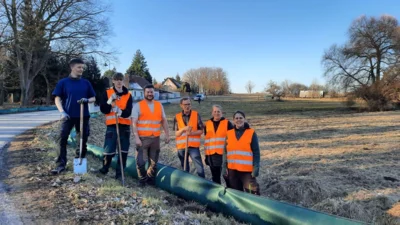 Ehrenamtliche Unterstützung für die Errichtung des Amphibienzauns (Bild vergr&ouml;&szlig;ern)