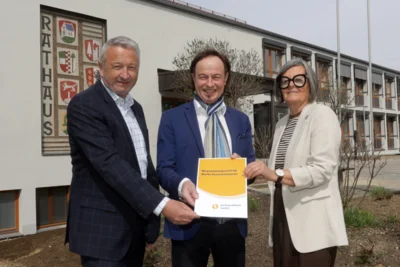 von links: Bereichsleiter Herr Sommer, Bürgermeister Bernhard Uhl, Konzessionsmanagerin Gabriele Krybus / Fotograf: energie schwaben (Bild vergr&ouml;&szlig;ern)