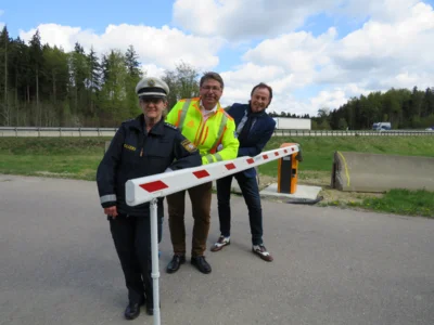 Von links: Erste Polizeihauptkommissarin Martina Guß (Autobahnpolizeistation Gersthofen), Pansuevia-Geschäftsführer Robert Schmidt und Bürgermeister Bernhard Uhl (Bild vergr&ouml;&szlig;ern)