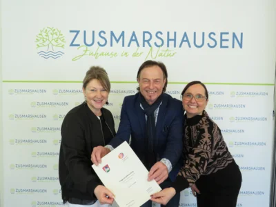 Von links: KJR-Geschäftsführerin Sabine Landau, Bürgermeister Bernhard Uhl und hauptamtliche pädagogische Gesamtleiterin Melanie Zacher (Bild vergr&ouml;&szlig;ern)