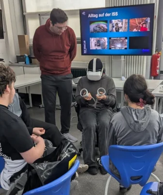 Die 8a erkundet den Weltraum im DLR_School_Lab (Bild vergr&ouml;&szlig;ern)