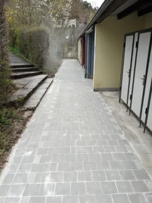 Meldung: Pflaster-Aktion im Bereich der Umkleiden und Toiletten