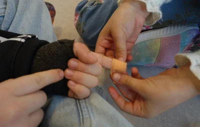 Erste-Hilfe-Kurs von den Vorschülern des katholischen Kindergartens St. Josef in Ellenberg (Bild vergr&ouml;&szlig;ern)