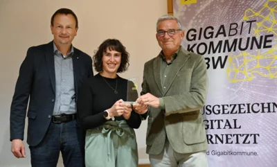 Feierliche Übergabe des Gigabit-Awards durch Digitalisierungsminister Strobl (Bild vergr&ouml;&szlig;ern)