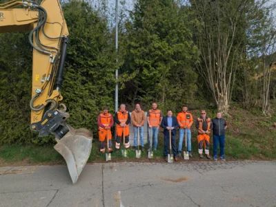 Offizieller Spatenstich in der Wiedenhofstraße: Wasserwart Roland Brem (v.l.), Bauhofleiter Stefan Haimerl, Gemeinderat Roland Geiger, Planer und Gemeinderat Manuel Christl, Bürgermeister Andreas Eckl, Bauleiter Johannes Schmid, Polier Thomas Weber und direkter Anlieger Otmar Preiß.