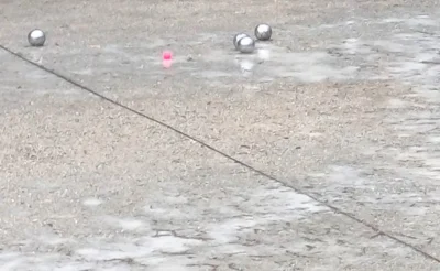 Kugeln im Wasser (Bild vergr&ouml;&szlig;ern)