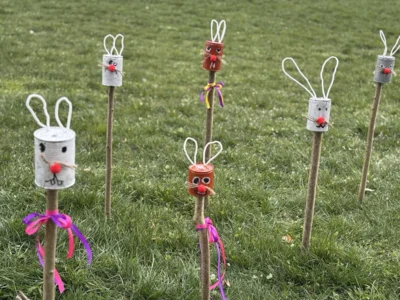 Unsere Hasen mit toller Eierrutsche beim diesjährigen Osterweg Mundingen