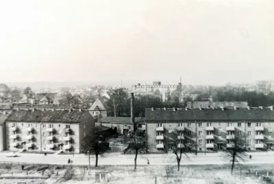 1964: Ein Blick auf die Häuserfront in der Pritzwalker Bahnhofstraße. Foto: Alfred Winkel (Bild vergr&ouml;&szlig;ern)