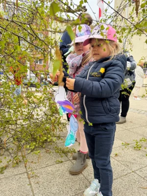 Die Birke wurde von rund 100 Kindern städtischer Kitas sowie von Kindertagesstätten benachbarter Orte liebevoll geschmückt I Foto: Martin Ferch (Bild vergr&ouml;&szlig;ern)