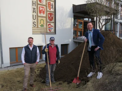 Von links: Marktbaumeister Peter Finkenzeller, Erwin Knöpfle von der Firma Günther mit Bürgermeister Bernhard Uhl (Bild vergr&ouml;&szlig;ern)