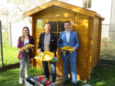 Von links: Kämmerin Kathrin Mayr, Bürgermeister Bernhard Uhl und Andreas Geirhos (Teamleiter Stiftungs- und Generationenmanagement) vor dem Häuschen auf dem Spielplatz in Wollbach. (Bild vergr&ouml;&szlig;ern)