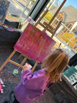 Begeisterte Kinder beim Kunstprojekt „Sternensegler gestalten Kunst“ – Vorfreude auf Kunstausstellung am 19. Mai in Wiebelsheim (Bild vergr&ouml;&szlig;ern)