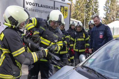 Gemeinsam für den Ernstfall trainiert / Wochenendschulung der Auerbacher Feuerwehren (Bild vergr&ouml;&szlig;ern)