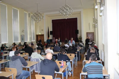mit Spannung werden die Fragebögen, die von den Prüfern ausgeteilt werden erwartet