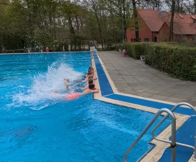 Eröffnung des Freibades - unsere Fürstenwall-Schüler waren die ersten! (Bild vergr&ouml;&szlig;ern)