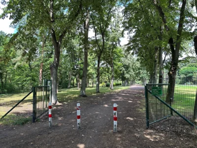 Der Zugang zum Friedhof vom Schwanenteich aus ist ab 11. Mai gesperrt I Foto: Martin Ferch (Bild vergr&ouml;&szlig;ern)