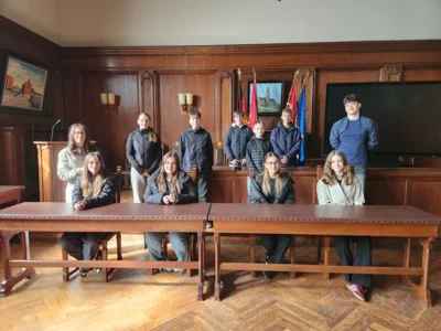 Die teilnehmenden Schülerinnen und Schüler im Sitzungssaal des Rathauses I Foto: Claudia Kraft (Bild vergr&ouml;&szlig;ern)