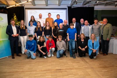 Erster Bürgermeister Nicolas Lahovnik (links) und Herr Staatssekretär Martin Schöffel (5.v r.) sowie der stellvertretende Landrat Thomas Schwarz (rechts) gemeinsam mit den geehrten Sportlern.