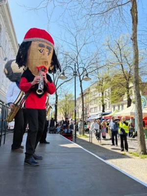Für musikalische Unterhaltung sorgte die Marching Band SAX PUPPETS I Foto: Tina Vogel (Bild vergr&ouml;&szlig;ern)