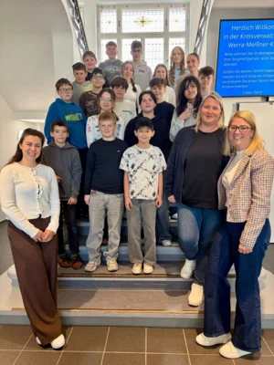 (vordere Reihe, v.r.) Landrätin Nicole Rathgeber, Interne Gleichstellungsbeauftragte Uta Herrmann, Ausbildungsleiterin Marisa King mit den Teilnehmenden des diesjährigen Girls‘ and Boys‘ Day. (Bild vergr&ouml;&szlig;ern)