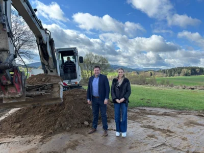 Foto: Bürgermeister Andreas Eckl und Verwaltungsfachangestellte Kristin Lorenz bei der Baustellenbesichtigung. Foto zur Meldung: In Moosbach entsteht ein neuer Bürgersteig zum Neubaugebiet „Am Sonnenhang“