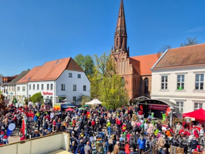 Ein Spektakel aus Radfahrern und Spielmannszügen bot das Pritzwalker Frühlingserwachen mit Anradeln am 25. April. Foto: Stadt Pritzwalk (Bild vergr&ouml;&szlig;ern)