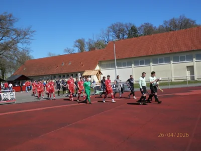 FC Seenland Warin (schwarz) erstmals im Tessiner Recknitz Stadion zu Gast. (Bild vergr&ouml;&szlig;ern)