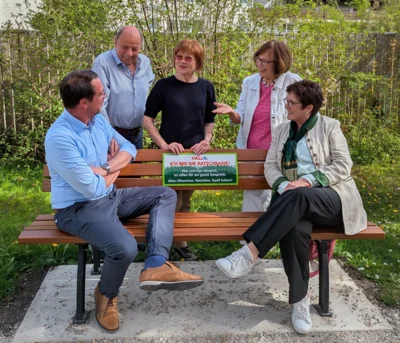Der neue Erste Bürgermeister Maximilian Platzer und die amtierende Erste Bürgermeisterin Frau Dr. Brigitte Kössinger sind auf der Ratschbank bereits tief im Gespräch mit den Mitgliedern des Seniorenbeirates Sevin Ulukut (Vorsitzender), Ulrike Jung und Gertraud Gschwendtner (stellvertretende Vorsitzende) © Gemeinde Gauting (Bild vergr&ouml;&szlig;ern)