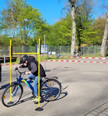 Fahrradtraining im Jahrgang 4 🚲 (Bild vergr&ouml;&szlig;ern)