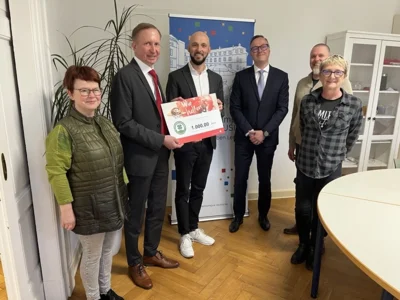V.l.n.r.: Erzieherin Dagmar Hasenbein; Marian Käppler, Abteilungsleiter der Firmen- und Gewerbekundenabteilung der Sparkasse Niederlausitz; Tom Lehnert, Geschäftsführer FamilienCampus Lausitz; Dierk Henkel, Firmenkundenberater der Sparkasse; Teamleiterin Beate Rietschel und Harald Bergen, Bereichsleiter Kinder- und Jugendhilfe,  vom FamilienCampus Lausitz. (Bild vergr&ouml;&szlig;ern)
